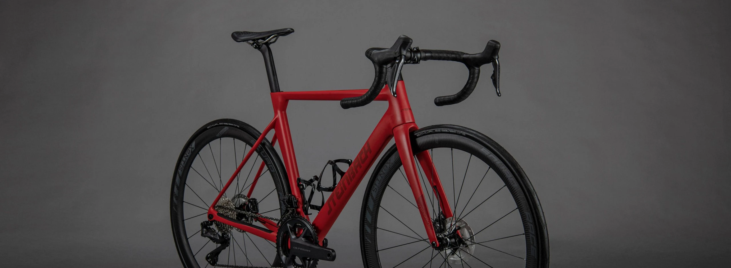 Gerlos Rennrad in Rot mit Integrated Cockpit, komplett aus Carbon gefertigt. Zusammengebaut von Hand in unserer Werkstatt in Kitzb&uuml;hel Oberndorf.