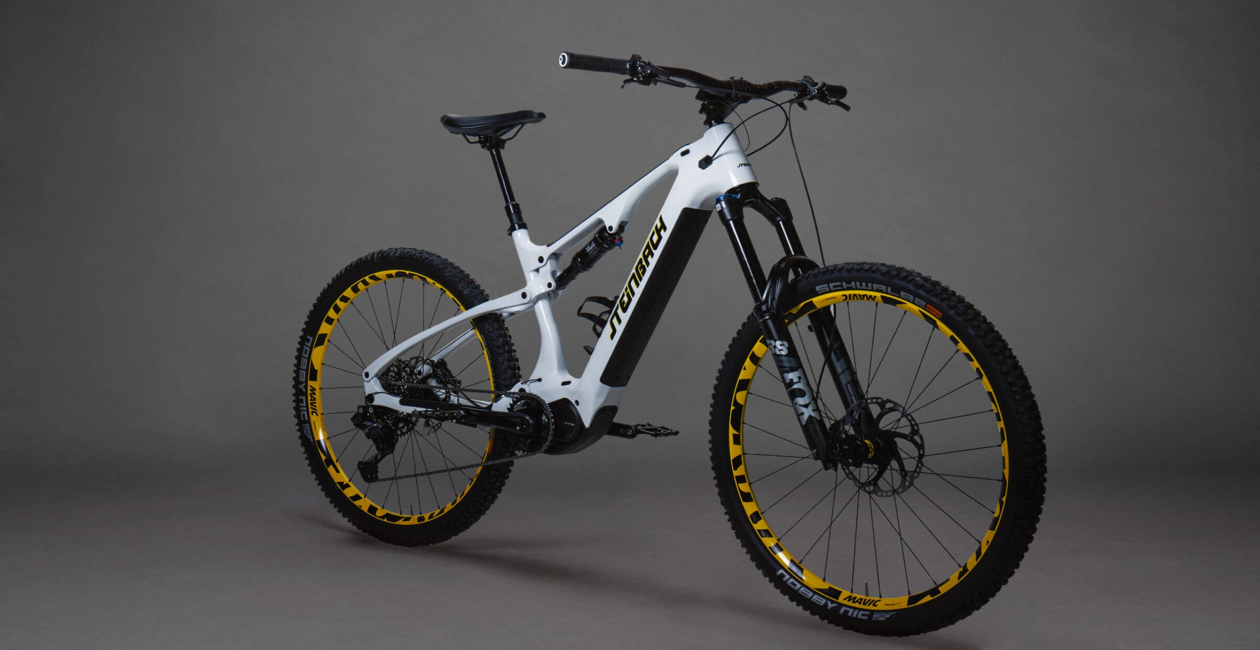 Wilder Kaiser 3 E-Bike in white mit EP-801 Shimano XT Di2 Schaltung, Bremse 4 Kolben und Mavic Felgen. Superleichtes Carbon Bike handmade in Kitzbühel