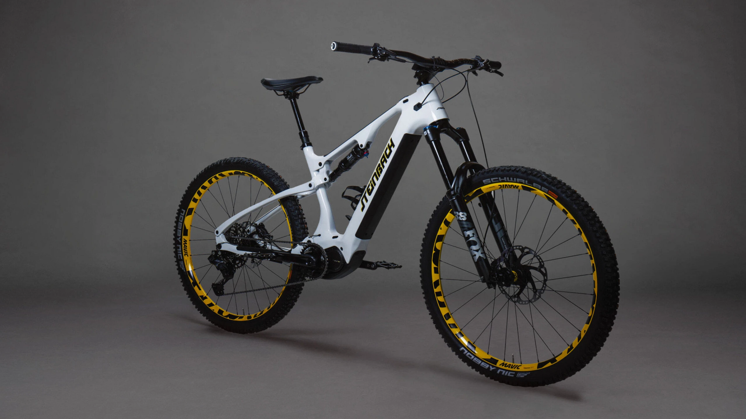 Wilder Kaiser 3 Carbon E-Bike mit Mavic Felgen und kompletter Shimano XT Ausstattung in Weiß, handgefertigte Leichtbauweise aus Kitzbühel